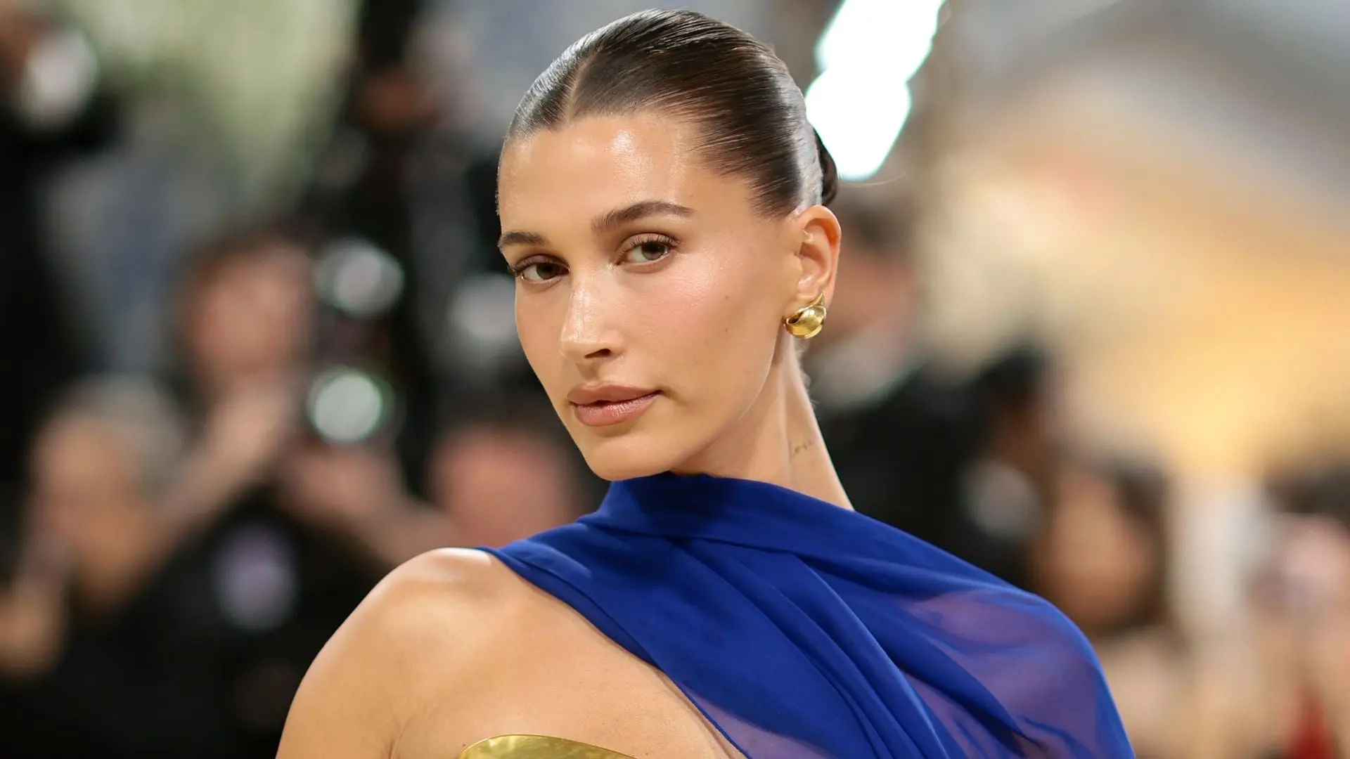Bauchmuskeln: Hailey Bieber begeistert mit Bikini-Fotos